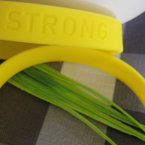 Set 2 LIVE STRONG Yellow Bracelets LIVESTRONG Bracelet Bangle Wristband Nike - Picture 4 of 4